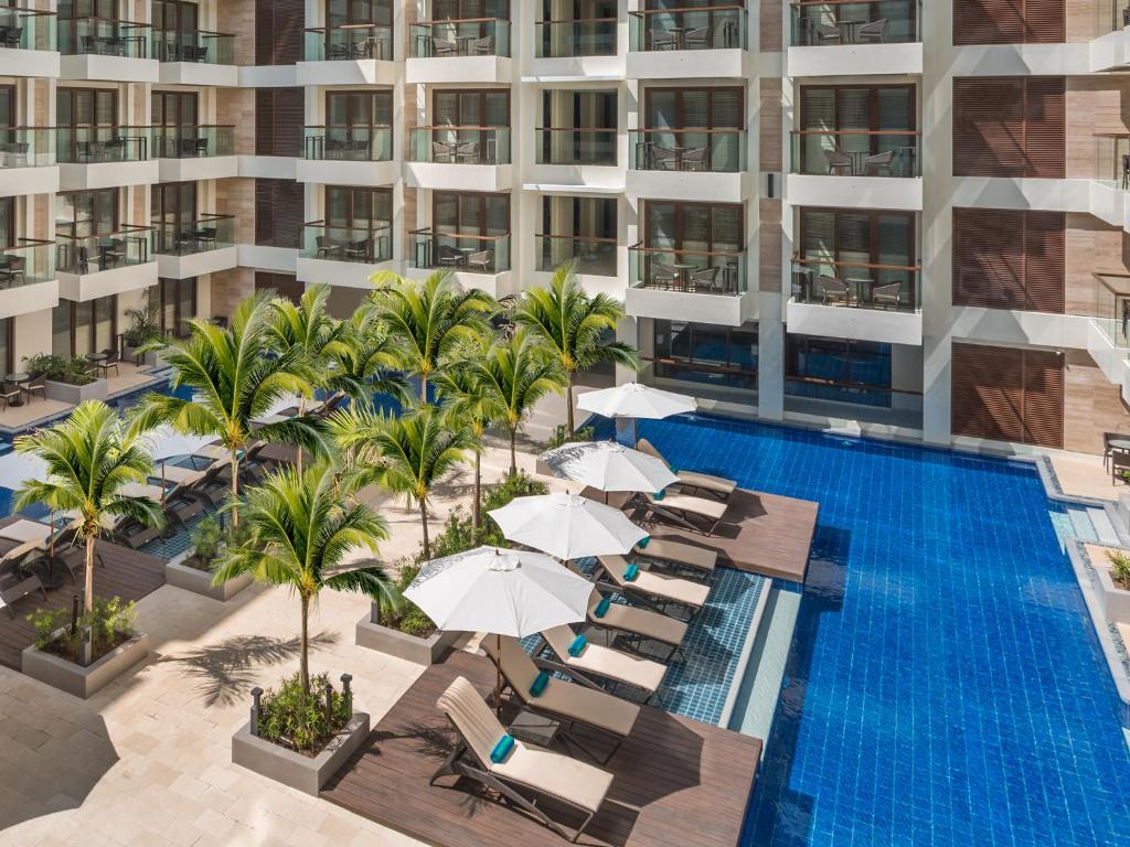 Bazén v ubytování Henann Palm Beach Resort nebo v jeho okolí