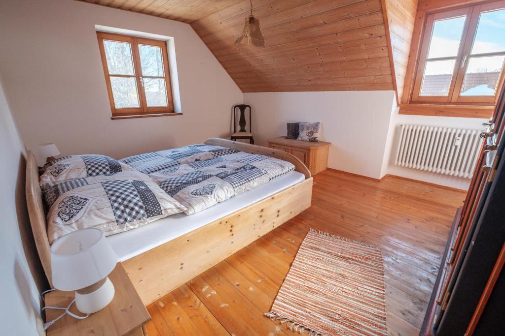 ein Schlafzimmer mit einem Bett im Dachgeschoss in der Unterkunft Ferienwohnungen Resi in Bad Wörishofen