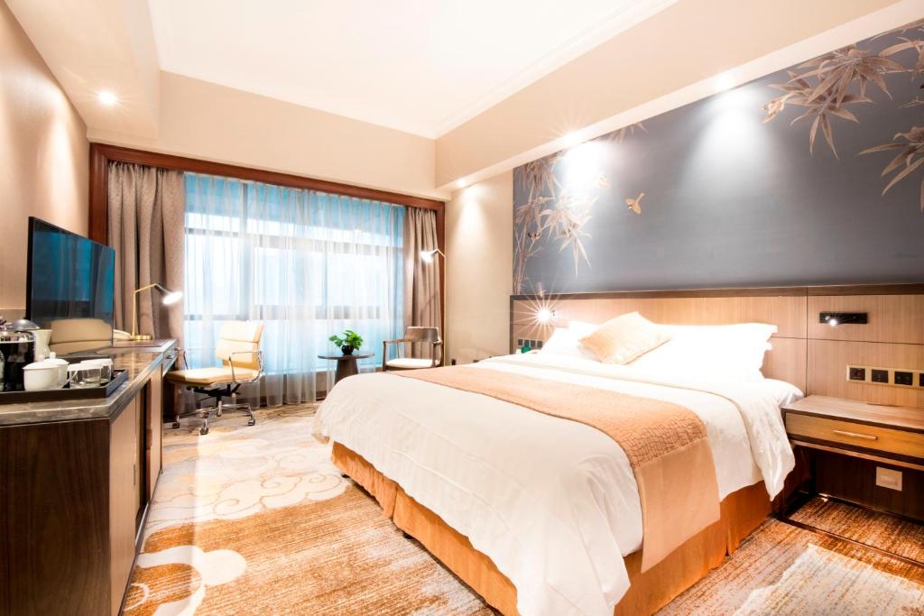 Postel nebo postele na pokoji v ubytování Jin Jiang Pine City Hotel