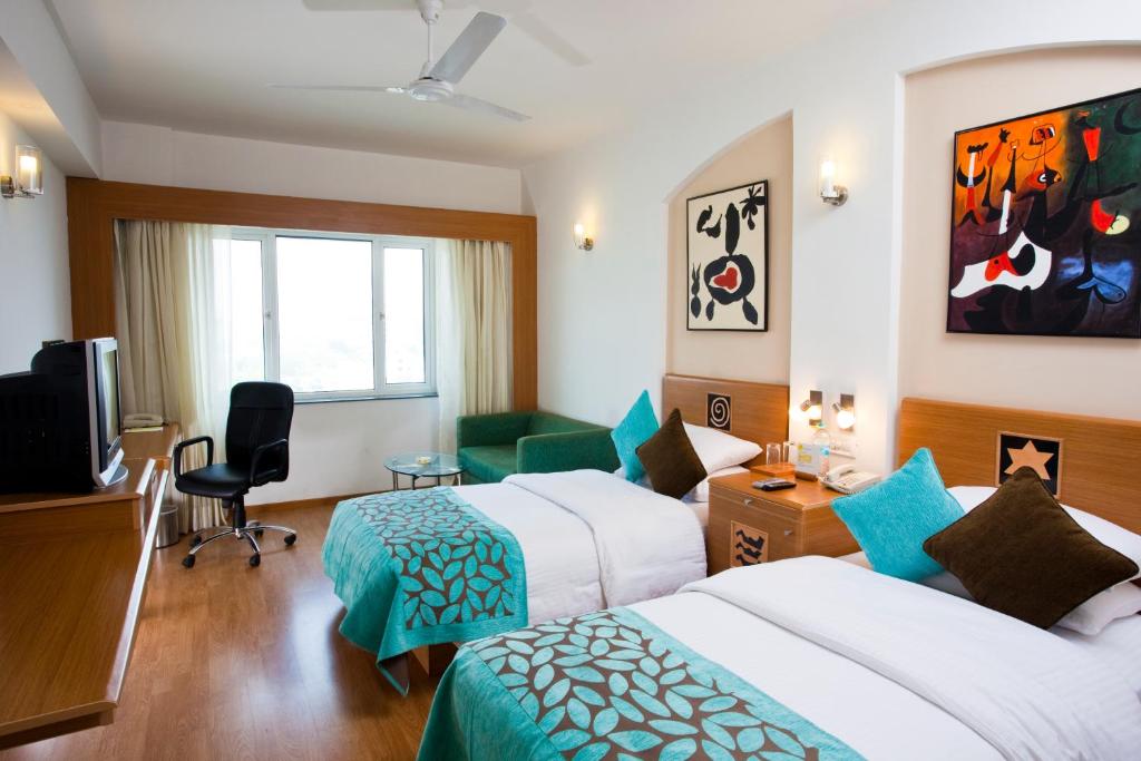 Postel nebo postele na pokoji v ubytování Lemon Tree Hotel, Ahmedabad