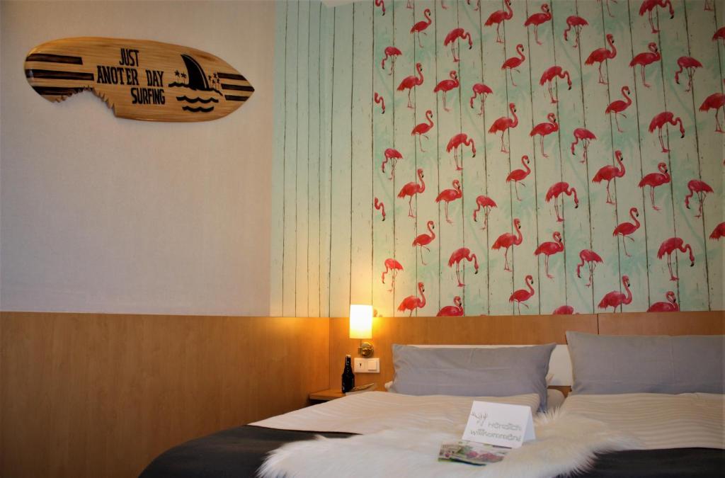 Postel nebo postele na pokoji v ubytování Hotel am Kurpark