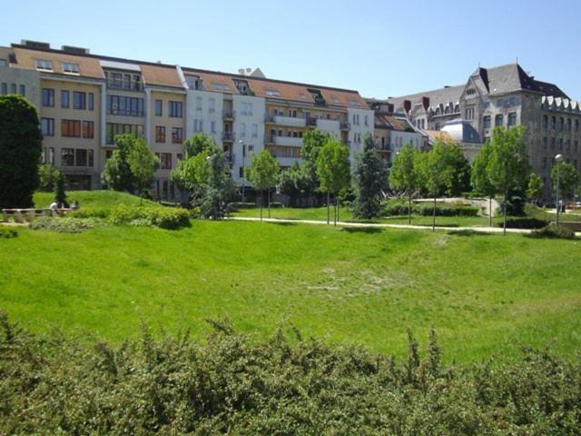 ブダペストにあるVendel Teraszの大きな建物前の大緑地