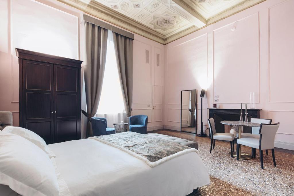 Posteľ alebo postele v izbe v ubytovaní Gregorini Bingham Art Luxury Suites