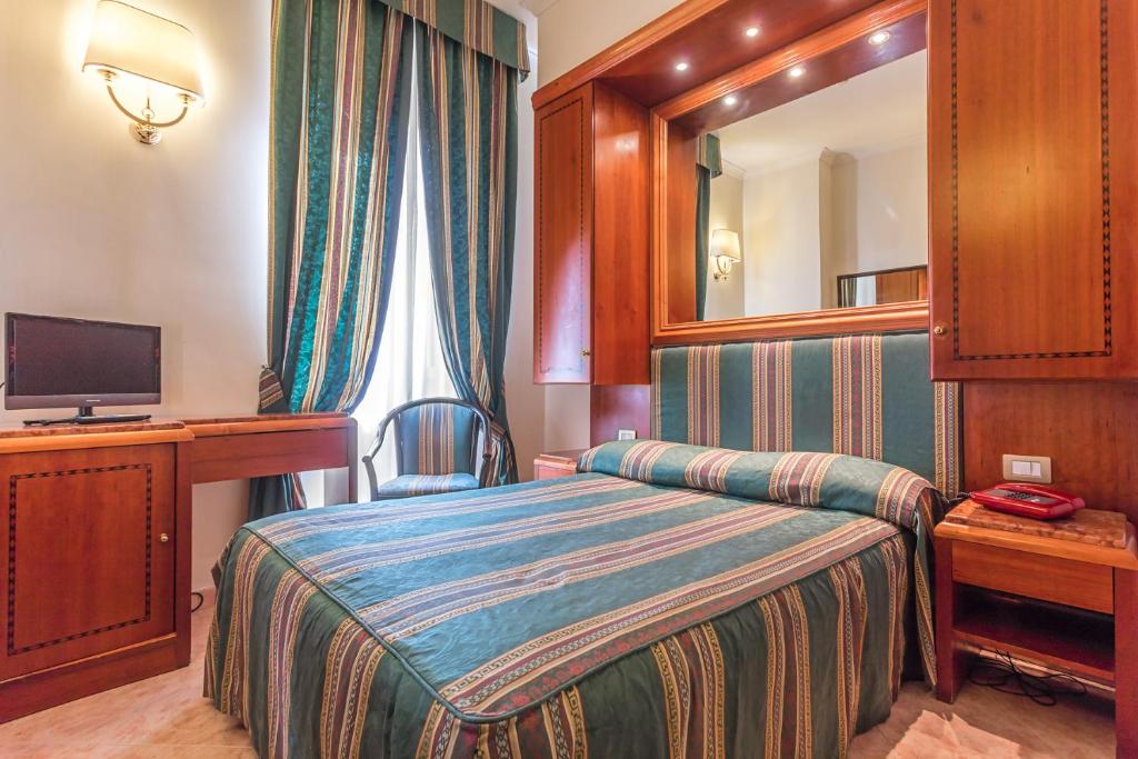 Телевизор и/или развлекательный центр в Raeli Hotel Floridia