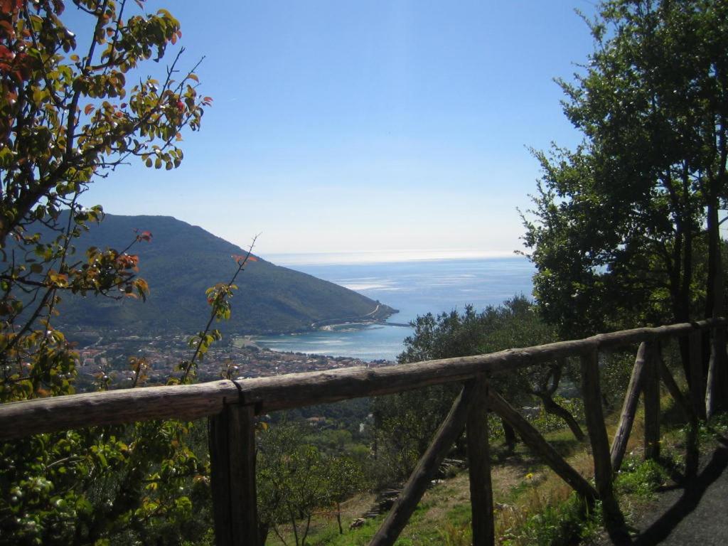 uitzicht op de oceaan vanaf een heuvel bij Casa vacanze Cilento in Torraca