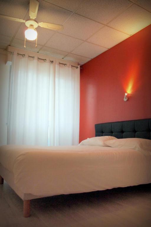 Postel nebo postele na pokoji v ubytování Hôtel le Rohu