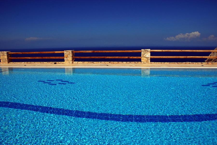 Bazén v ubytování Anemousa Hotel nebo v jeho okolí