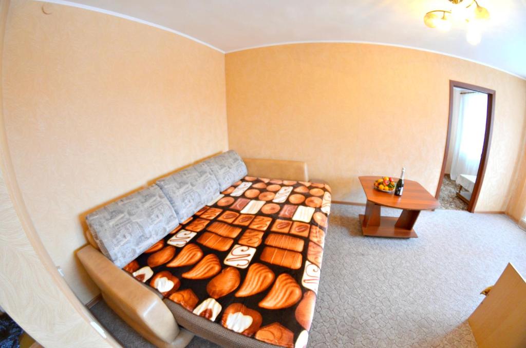 ケメロヴォにあるApartment on Krasnoarmeyskaya 95Aのベッドルーム(ベッド1台、テーブル付)