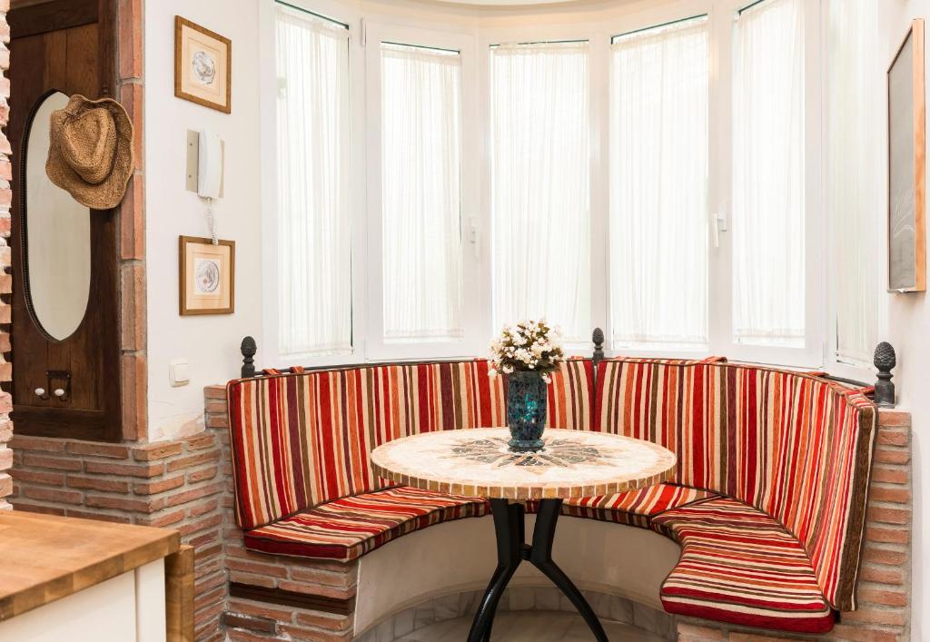 Posedenie v ubytovaní Marbella Center Beachfront with Private Patio