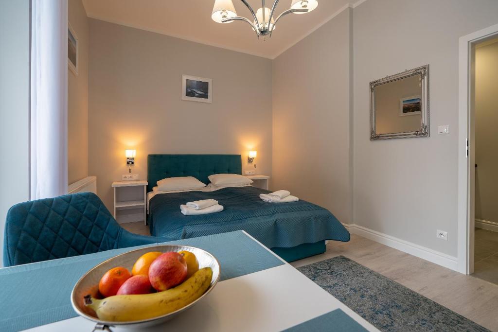una camera d'albergo con un cesto di frutta su un tavolo di Biały Zakątek a Szklarska Poręba