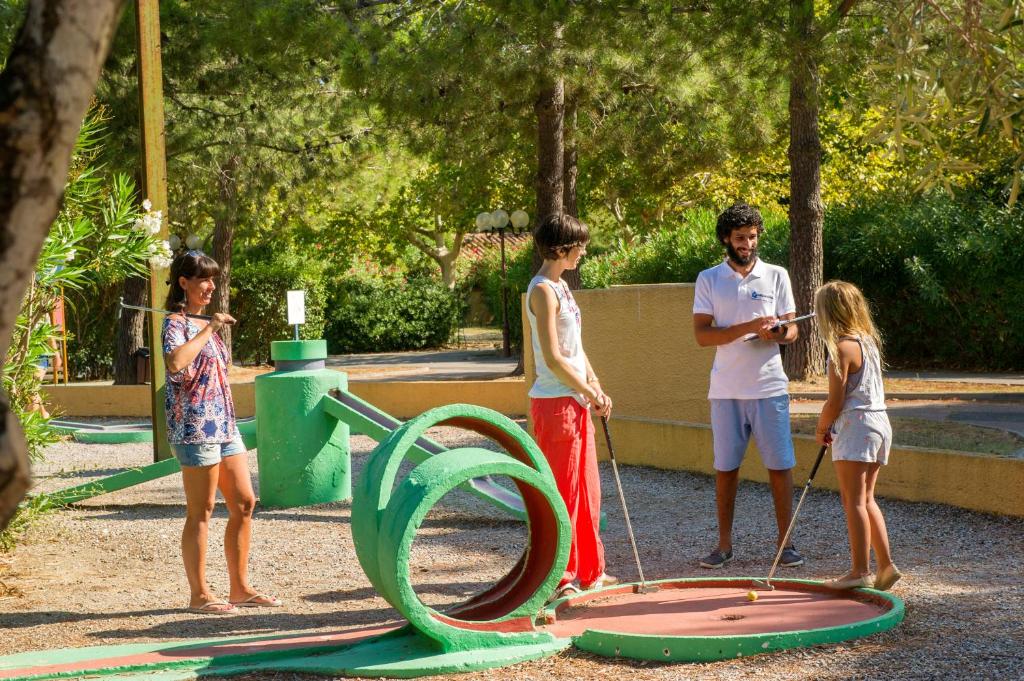 Perhe, joka yöpyy majoituspaikassa Goélia Argelès Village Club