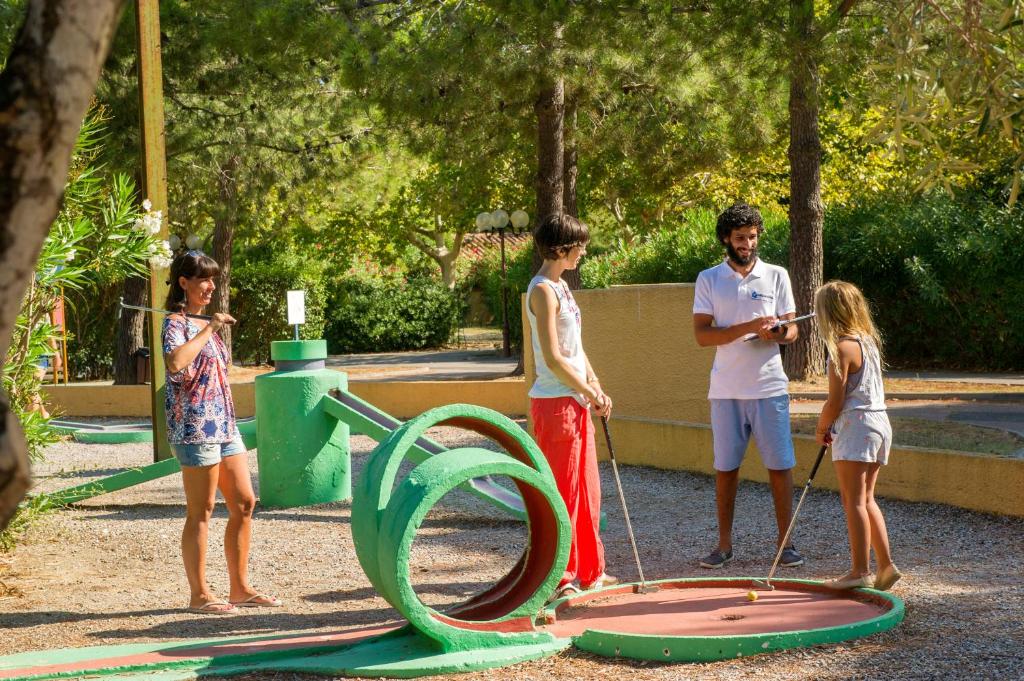 un grupo de niños jugando en un parque en Goélia Argelès Village Club, en Argelès-sur-Mer