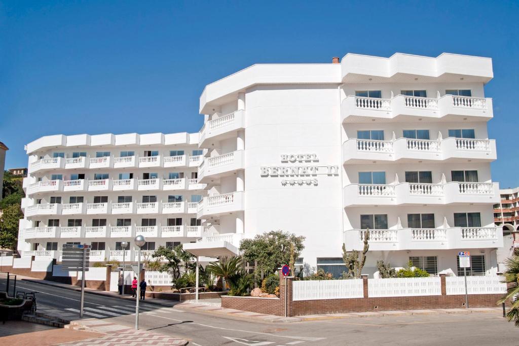 un edificio de apartamentos blanco en una calle de la ciudad en Hotel Bernat II 4*Sup, en Calella