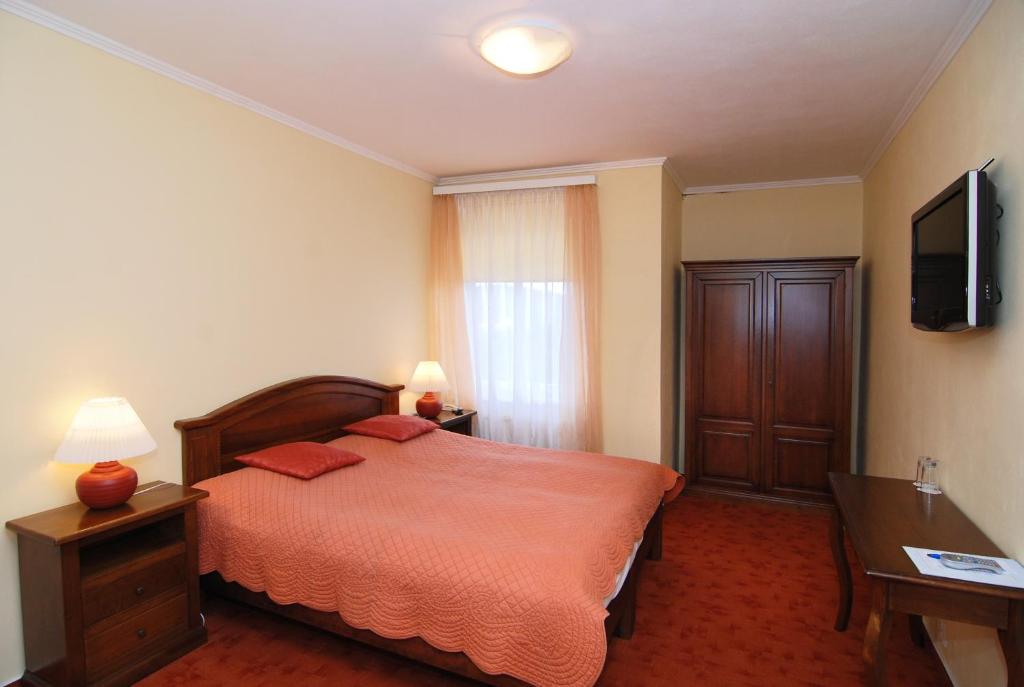 Ένα ή περισσότερα κρεβάτια σε δωμάτιο στο Hotel Bila Ruze