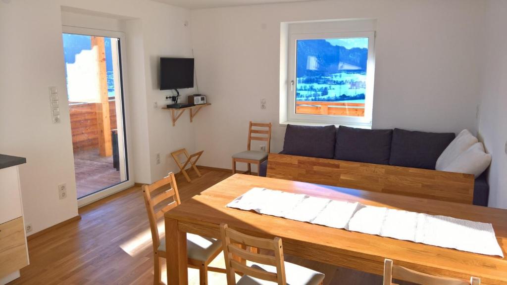 Televízia a/alebo spoločenská miestnosť v ubytovaní Holiday Home Zillertal - Haus Gigl