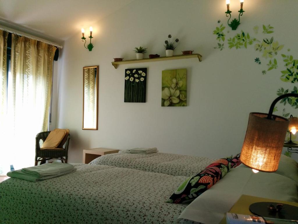 sypialnia z dwoma łóżkami i stołem z lampą w obiekcie B&B Villa Maria Giovanna w mieście Giardini Naxos