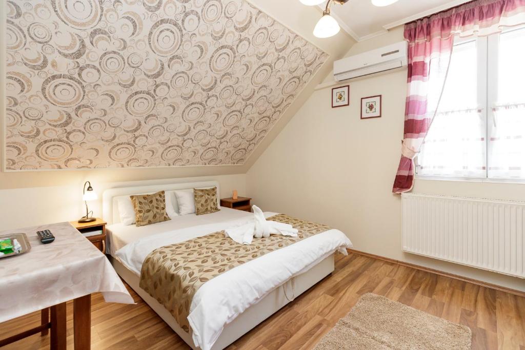 Posteľ alebo postele v izbe v ubytovaní Almafa Apartmanház