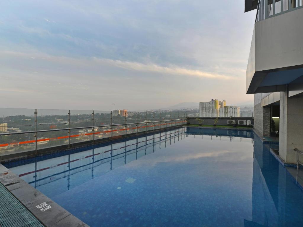 Bazén v ubytování HARRIS Hotel & Conventions Ciumbuleuit Bandung nebo v jeho okolí