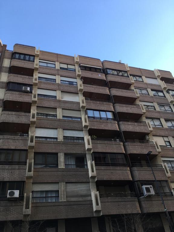 a tall building with windows on the side of it at Apartamento en Alicante, Plaza de España, zona Mercado, AA in Alicante