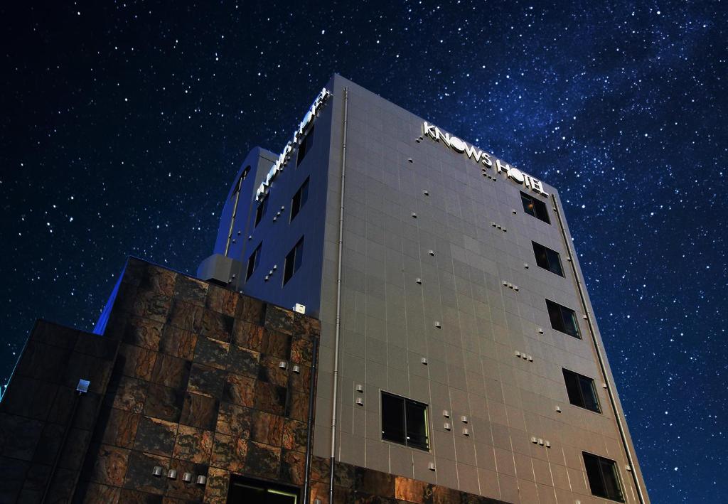 un edificio de noche con un cielo estrellado en KNOWS HOTEL, en Numazu