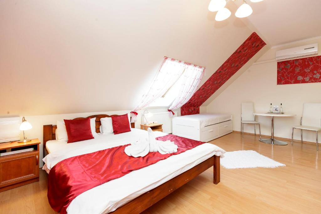 Posteľ alebo postele v izbe v ubytovaní Almafa Apartmanház