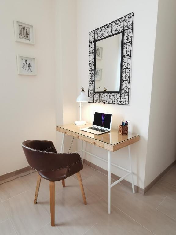 Telewizja i/lub zestaw kina domowego w obiekcie Teodosio Apartment FREE PARKING & CENTRAL AC