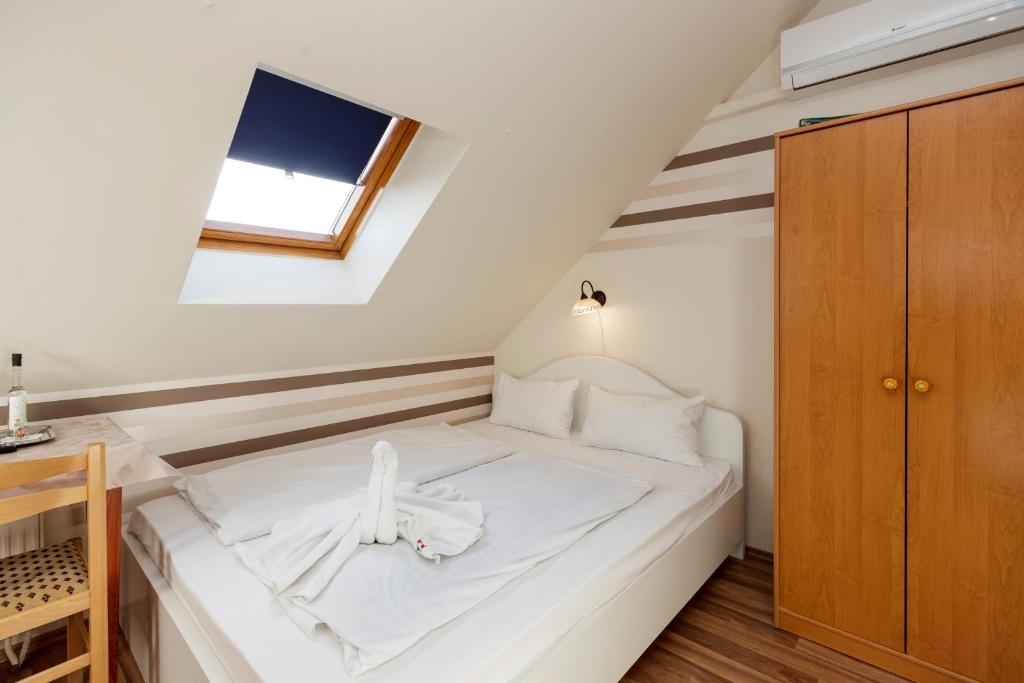 Posteľ alebo postele v izbe v ubytovaní Almafa Apartmanház
