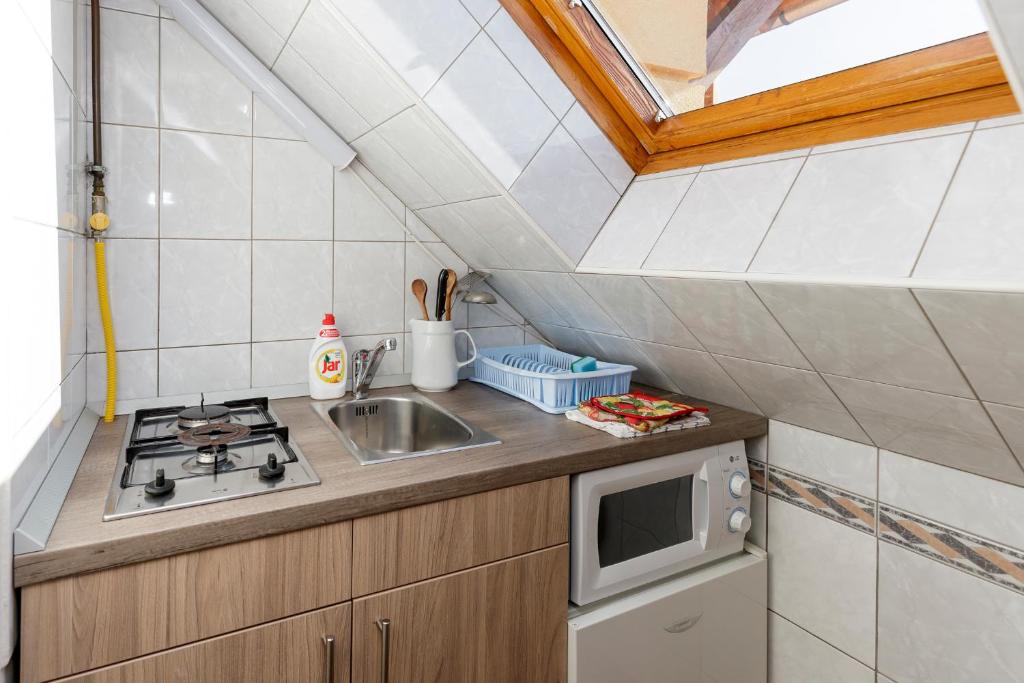 Kuchyňa alebo kuchynka v ubytovaní Almafa Apartmanház