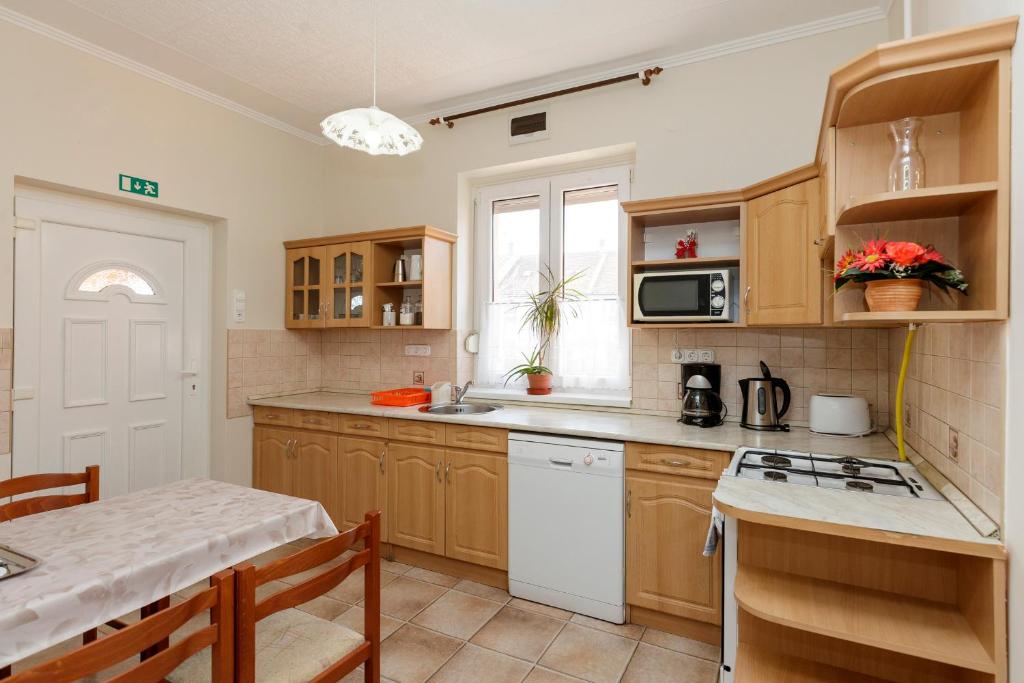 Kuchyňa alebo kuchynka v ubytovaní Almafa Apartmanház