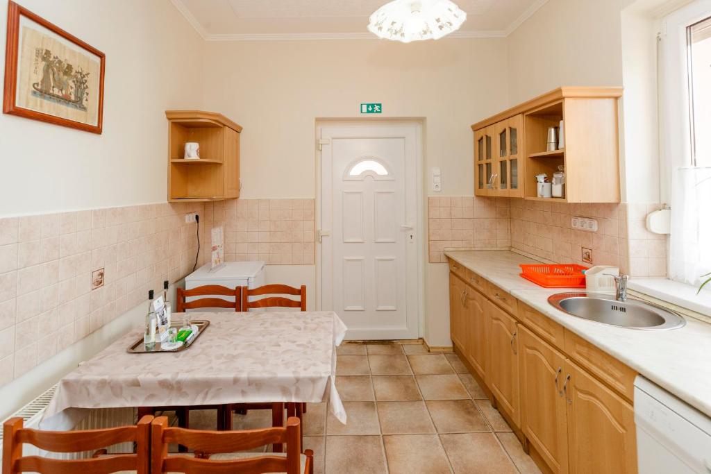 Kuchyňa alebo kuchynka v ubytovaní Almafa Apartmanház