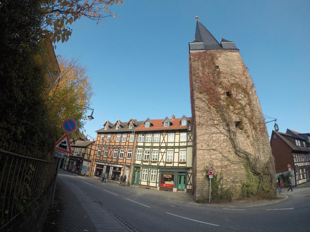 ヴェルニゲローデにあるFerienhaus am Westerntor Iの通り側の塔のある大きな建物