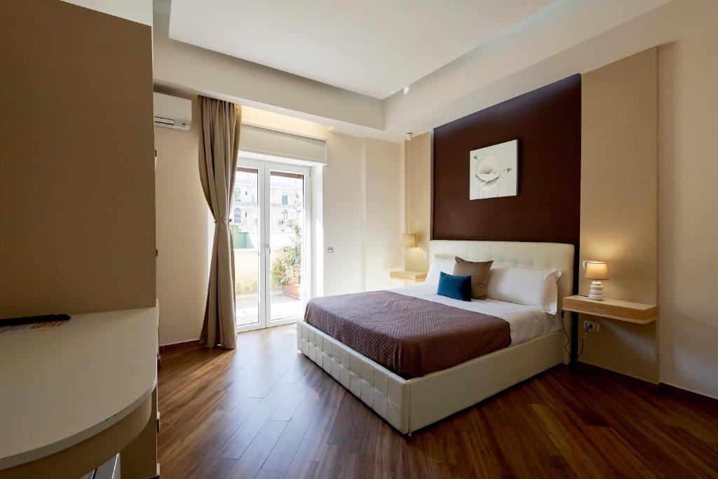 una camera d'albergo con letto e finestra di 360 Hospitality a Salerno