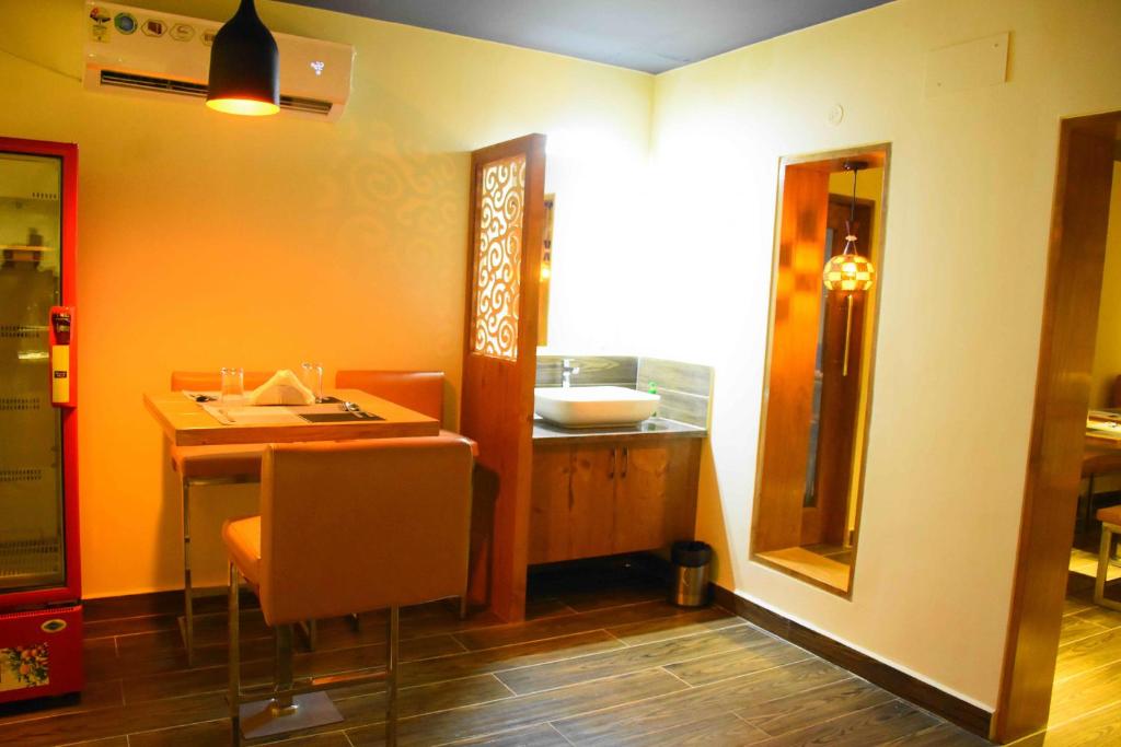 Kuchyň nebo kuchyňský kout v ubytování HOTEL KEK GRAND PARK