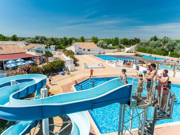 Bazén v ubytování Oh! Campings La Brise nebo v jeho okolí