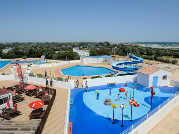 Bazén v ubytování Oh! Campings La Brise nebo v jeho okolí