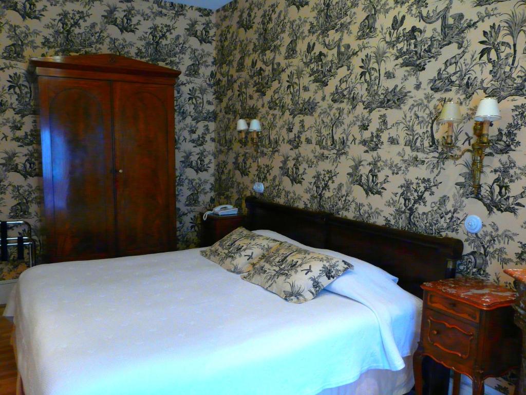 Postel nebo postele na pokoji v ubytování Hôtel de l'Abeille