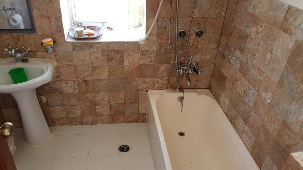 ES Deurali Resort - Deluxe Triple Room