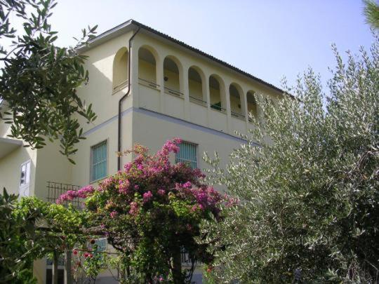 un edificio bianco con dei fiori davanti di Guest house Il Nido a Velletri