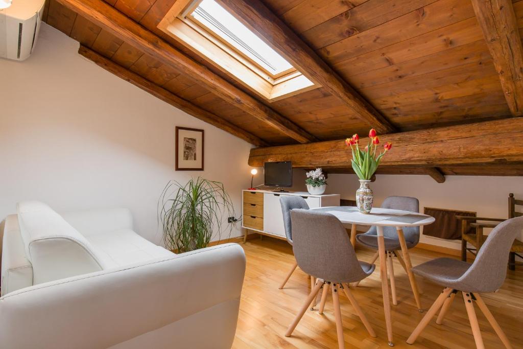 uma sala de estar com um sofá branco e uma mesa em Casa Mamà em Verona