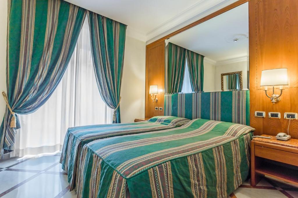 Postel nebo postele na pokoji v ubytování Raeli Hotel Regio