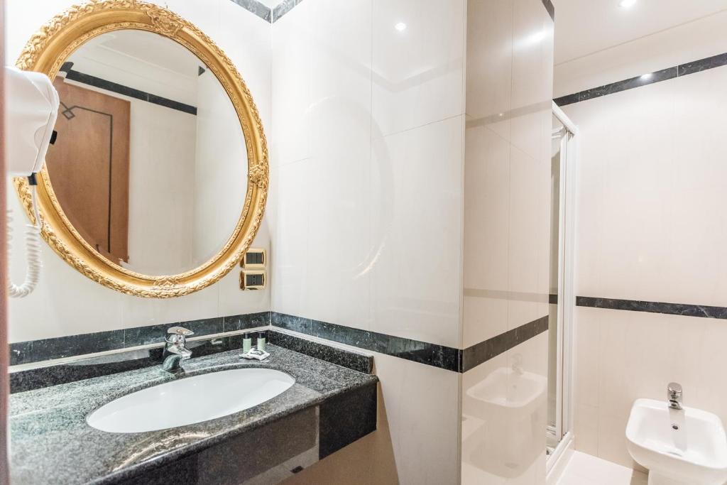 Koupelna v ubytování Raeli Hotel Regio