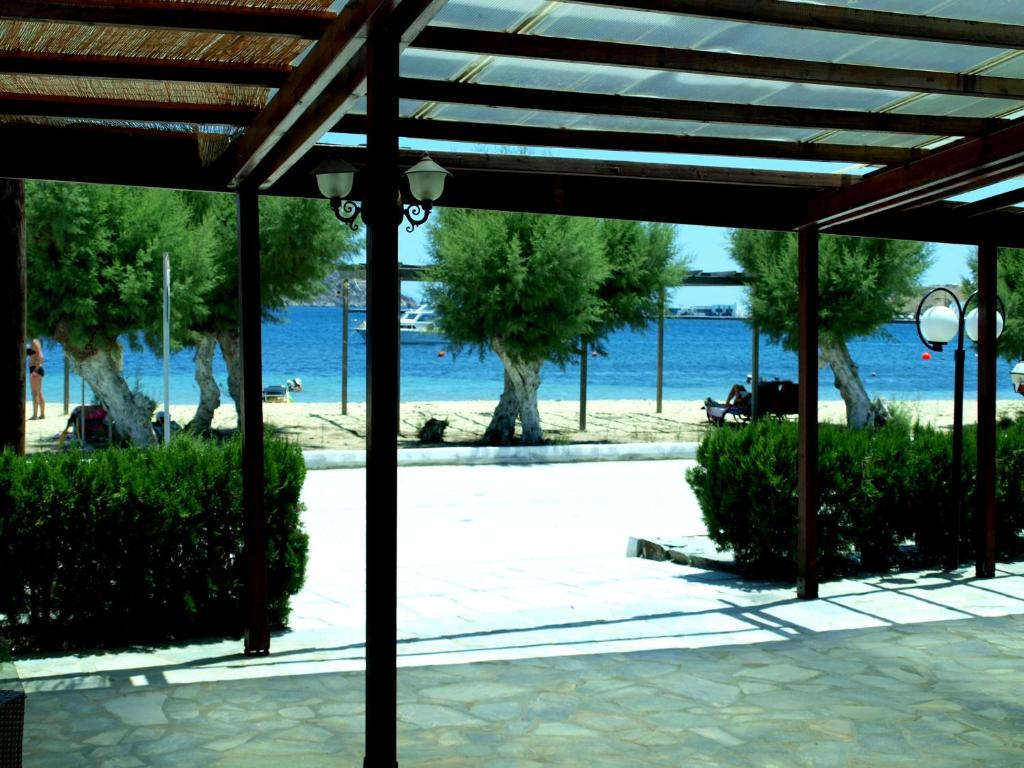 een paviljoen met het strand op de achtergrond bij Asteri Hotel in Livadion