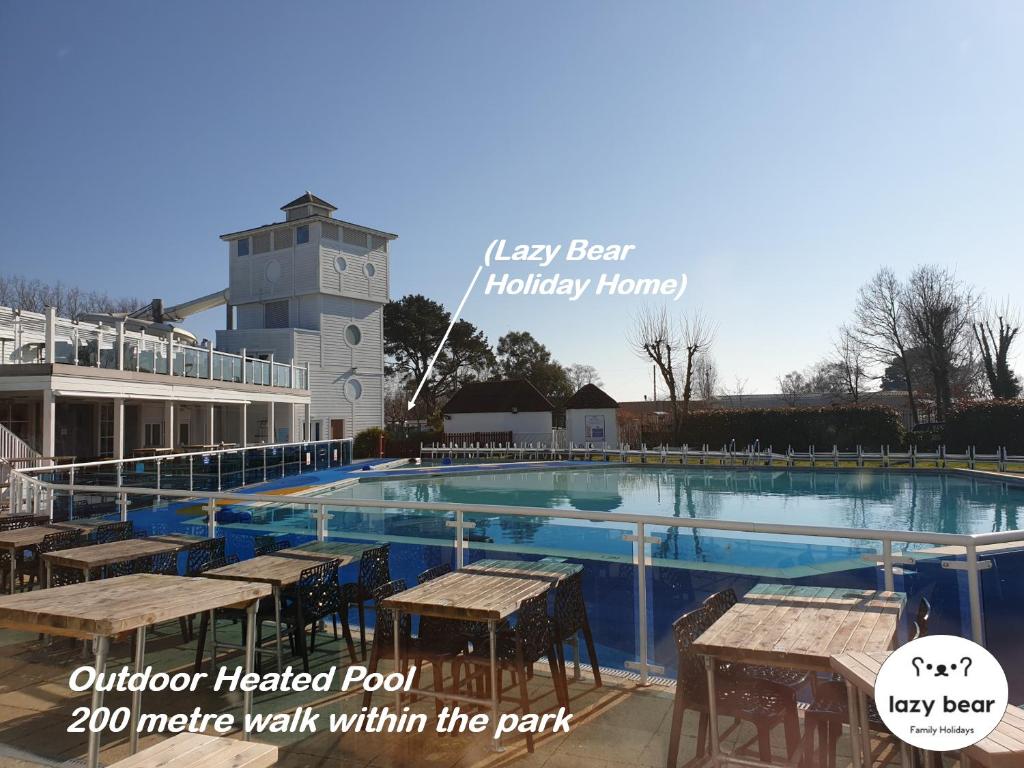 um metro de piscina exterior aquecida a pé dentro do parque em Lazy Bear, 25 Arne View em Poole