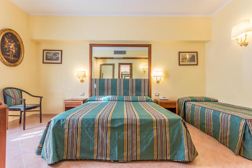 Postel nebo postele na pokoji v ubytování Raeli Hotel Regio