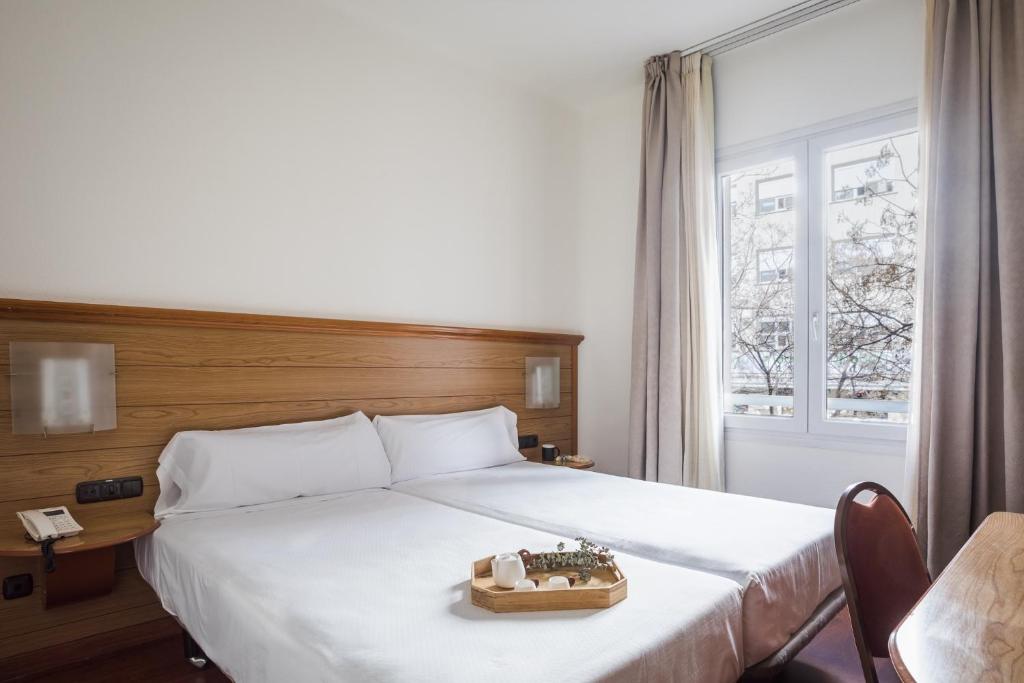Postel nebo postele na pokoji v ubytování Negresco Gran Via