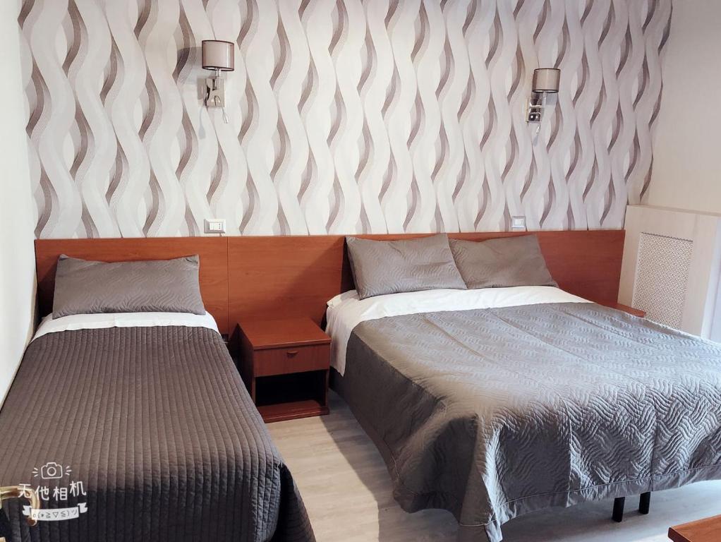 Postel nebo postele na pokoji v ubytování Hotel Frejus