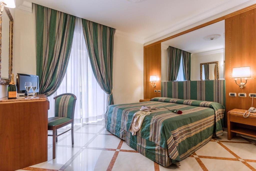 Кровать или кровати в номере Raeli Hotel Regio