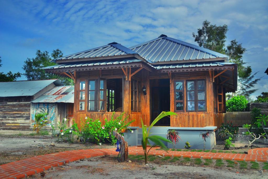 Rock and Wreck Resort