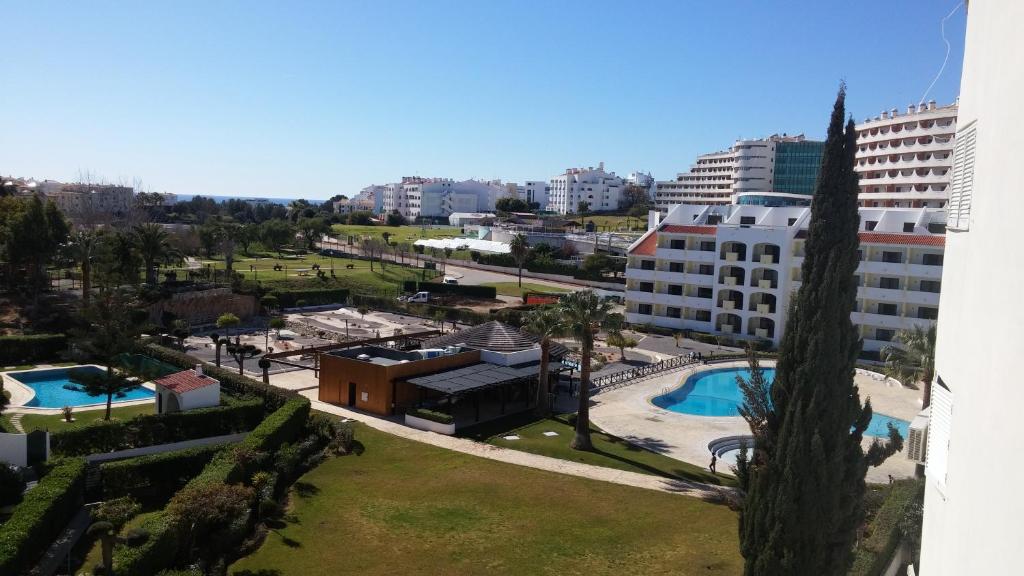 vista su una città con un edificio e una piscina di Rising Sun Apartment ad Albufeira