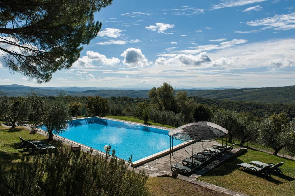 a swimming pool with a view of the mountains at Casa Vacanze Villa Giusterna in Monte Benichi